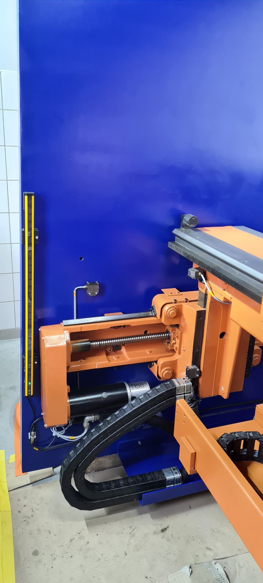 Robot de pliage et butée de presse