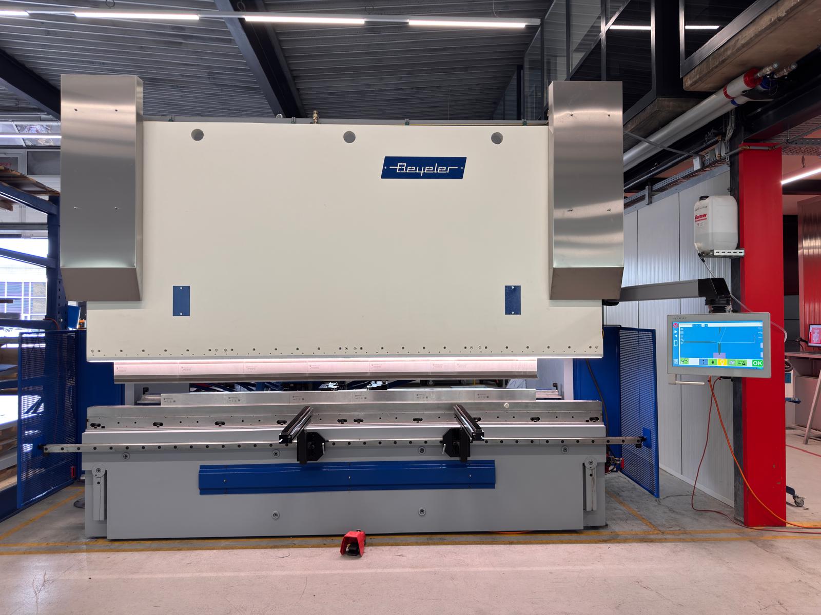 Presse plieuse hydraulique en atelier